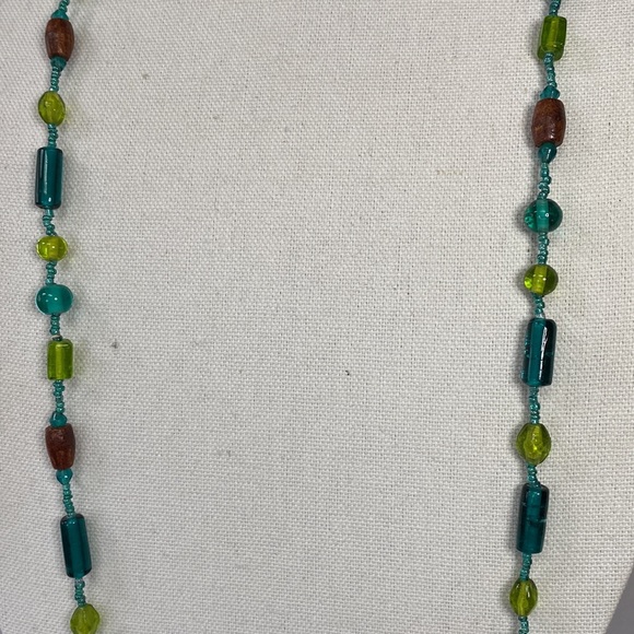 Long green glass bead and wood statement necklace - Picture 4 of 4